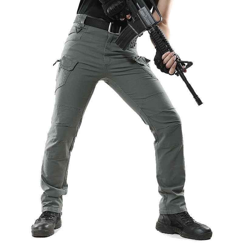 Men's green tactical cargo pants product photo