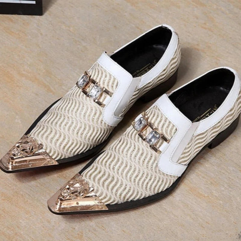 Italienische Herren-Abendschuhe aus Leder mit schwarzer Metallniete und spitzer Zehenpartie, flache Herrenschuhe für Party und Business