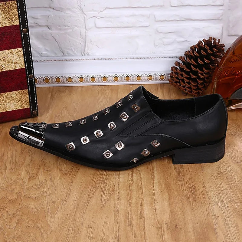 Italienische Herren-Abendschuhe aus Leder mit schwarzer Metallniete und spitzer Zehenpartie, flache Herrenschuhe für Party und Business
