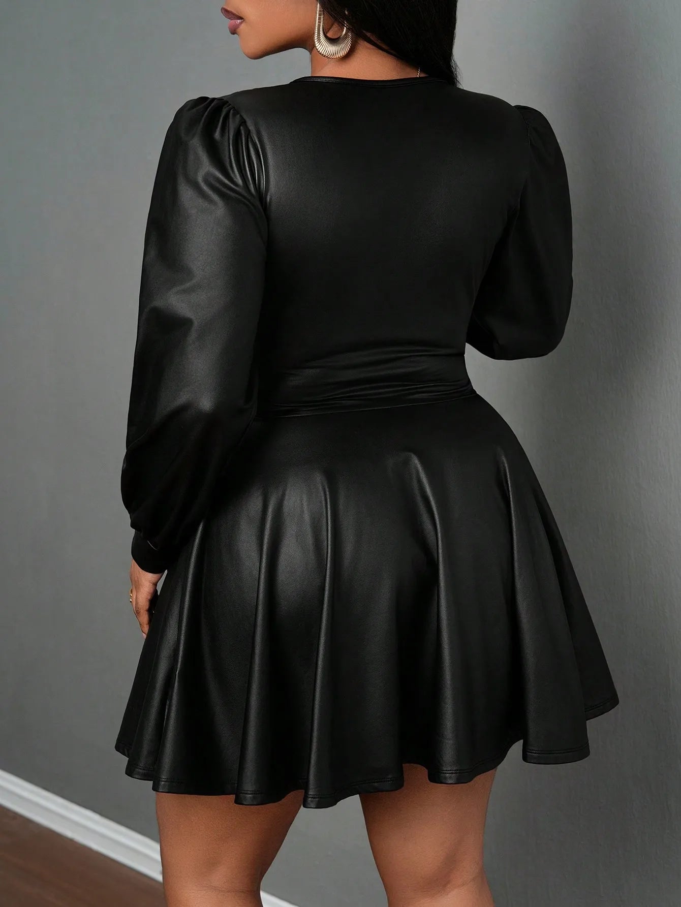 Große Größen Lederrock für Damen tiefer V-Ausschnitt Laternenärmel Tailliert A-Linien-Party-Outfit Sexy Mädchen-Ensemble