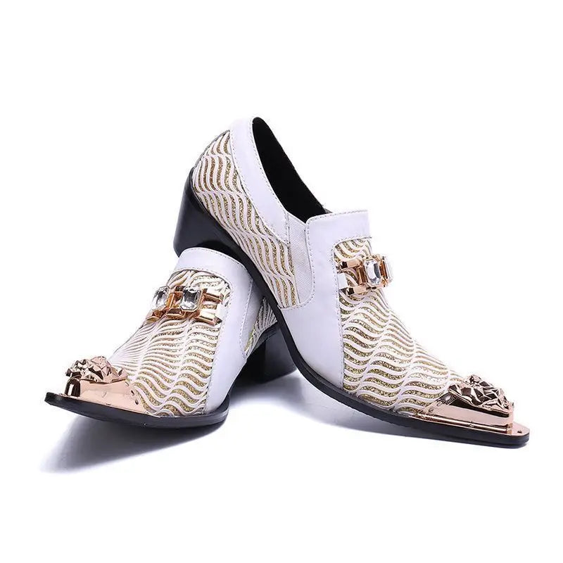 Italienische Herren-Abendschuhe aus Leder mit schwarzer Metallniete und spitzer Zehenpartie, flache Herrenschuhe für Party und Business