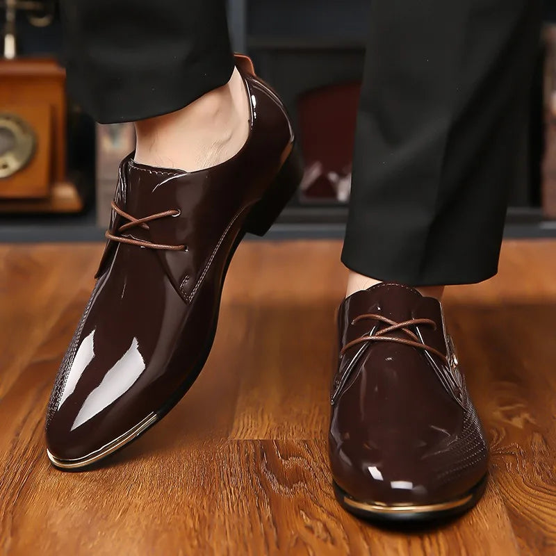 Neue spitz zulaufende Herren Lederschuhe Glänzend Hochwertige Business-Anzugschuhe für Herren Robuste Gesellschaftsschuhe Ganzjahresgeeignet Übergröße 48