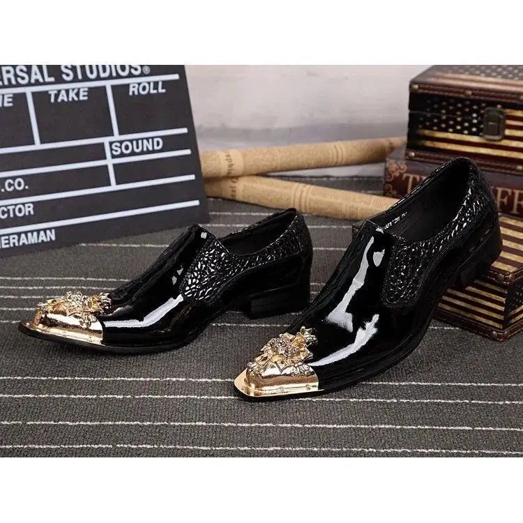Italienische Herren-Abendschuhe aus Leder mit schwarzer Metallniete und spitzer Zehenpartie, flache Herrenschuhe für Party und Business