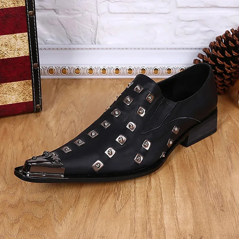 Italienische Herren-Abendschuhe aus Leder mit schwarzer Metallniete und spitzer Zehenpartie, flache Herrenschuhe für Party und Business