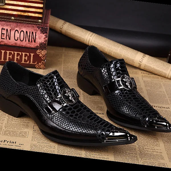 Italienische Herren-Abendschuhe aus Leder mit schwarzer Metallniete und spitzer Zehenpartie, flache Herrenschuhe für Party und Business