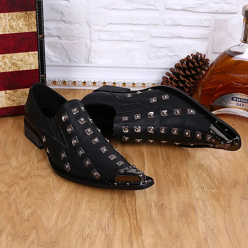 Italienische Herren-Abendschuhe aus Leder mit schwarzer Metallniete und spitzer Zehenpartie, flache Herrenschuhe für Party und Business