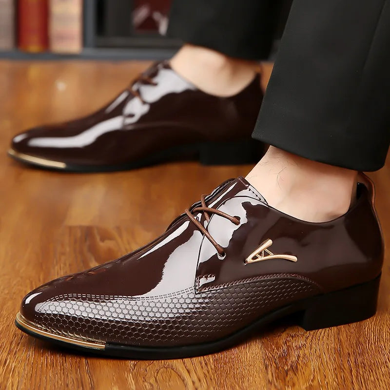 Neue spitz zulaufende Herren Lederschuhe Glänzend Hochwertige Business-Anzugschuhe für Herren Robuste Gesellschaftsschuhe Ganzjahresgeeignet Übergröße 48