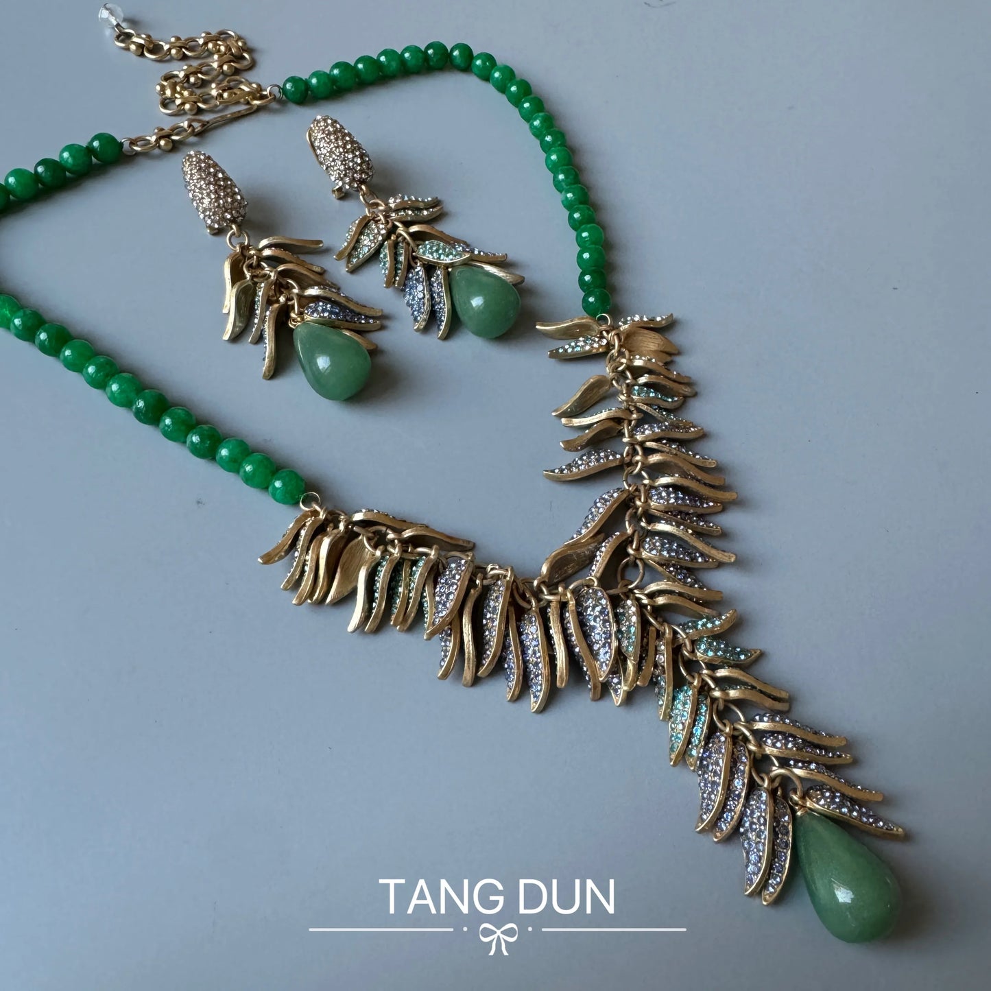 Vintage vintage necklace with carved three-dimensional flower tassels and stud earrings