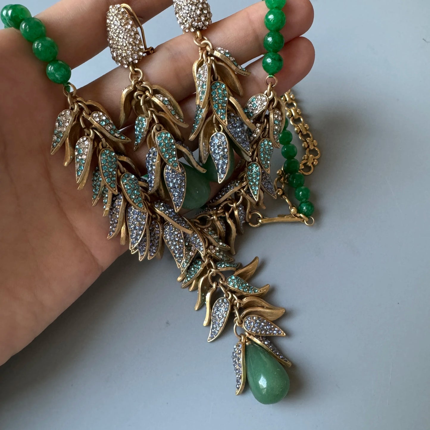 Vintage vintage necklace with carved three-dimensional flower tassels and stud earrings
