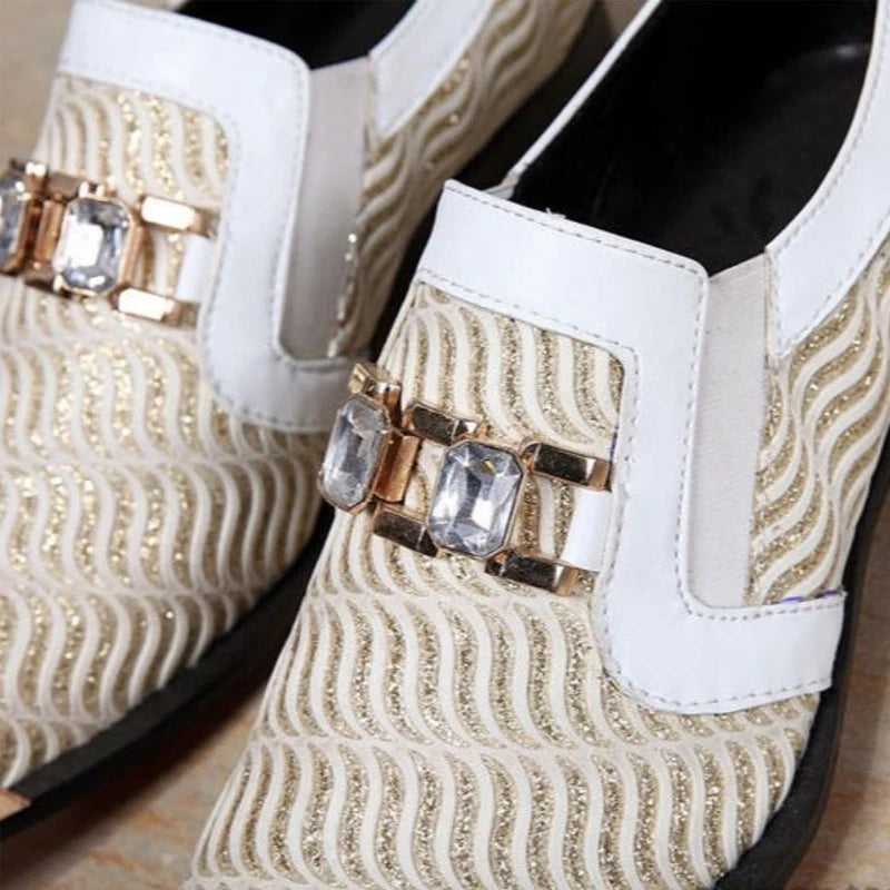 Italienische Herren-Abendschuhe aus Leder mit schwarzer Metallniete und spitzer Zehenpartie, flache Herrenschuhe für Party und Business