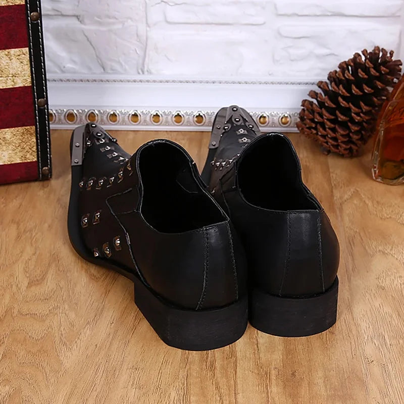 Italienische Herren-Abendschuhe aus Leder mit schwarzer Metallniete und spitzer Zehenpartie, flache Herrenschuhe für Party und Business