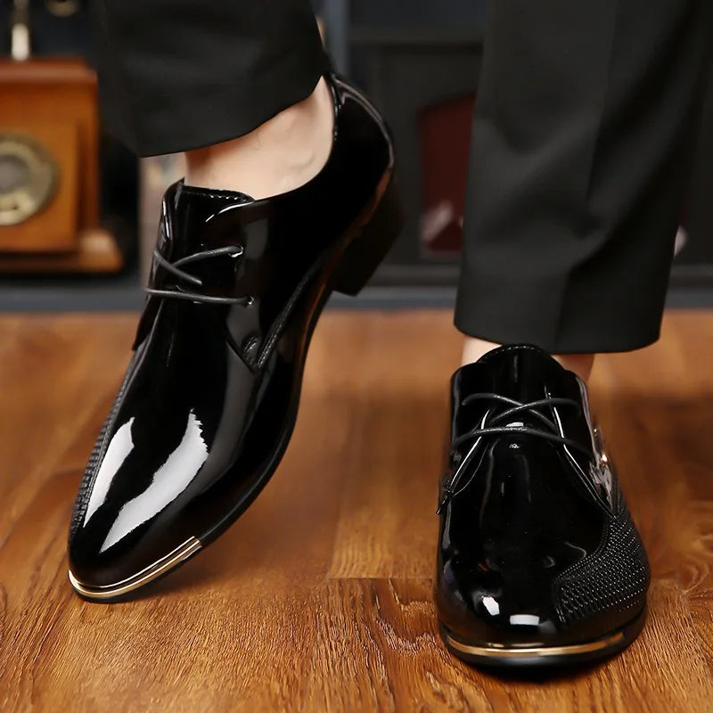 Neue spitz zulaufende Herren Lederschuhe Glänzend Hochwertige Business-Anzugschuhe für Herren Robuste Gesellschaftsschuhe Ganzjahresgeeignet Übergröße 48