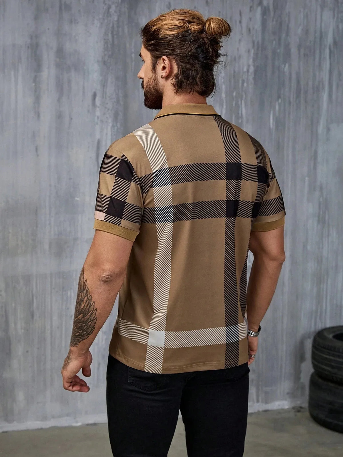 The new men's short-sleeved POLO shirt for summer 2025 features a casual and fashionable 3D striped pattern print