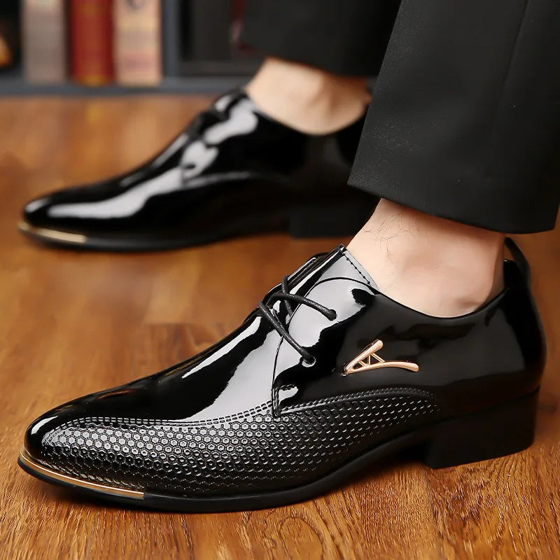 Neue spitz zulaufende Herren Lederschuhe Glänzend Hochwertige Business-Anzugschuhe für Herren Robuste Gesellschaftsschuhe Ganzjahresgeeignet Übergröße 48