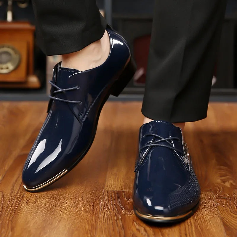 Neue spitz zulaufende Herren Lederschuhe Glänzend Hochwertige Business-Anzugschuhe für Herren Robuste Gesellschaftsschuhe Ganzjahresgeeignet Übergröße 48