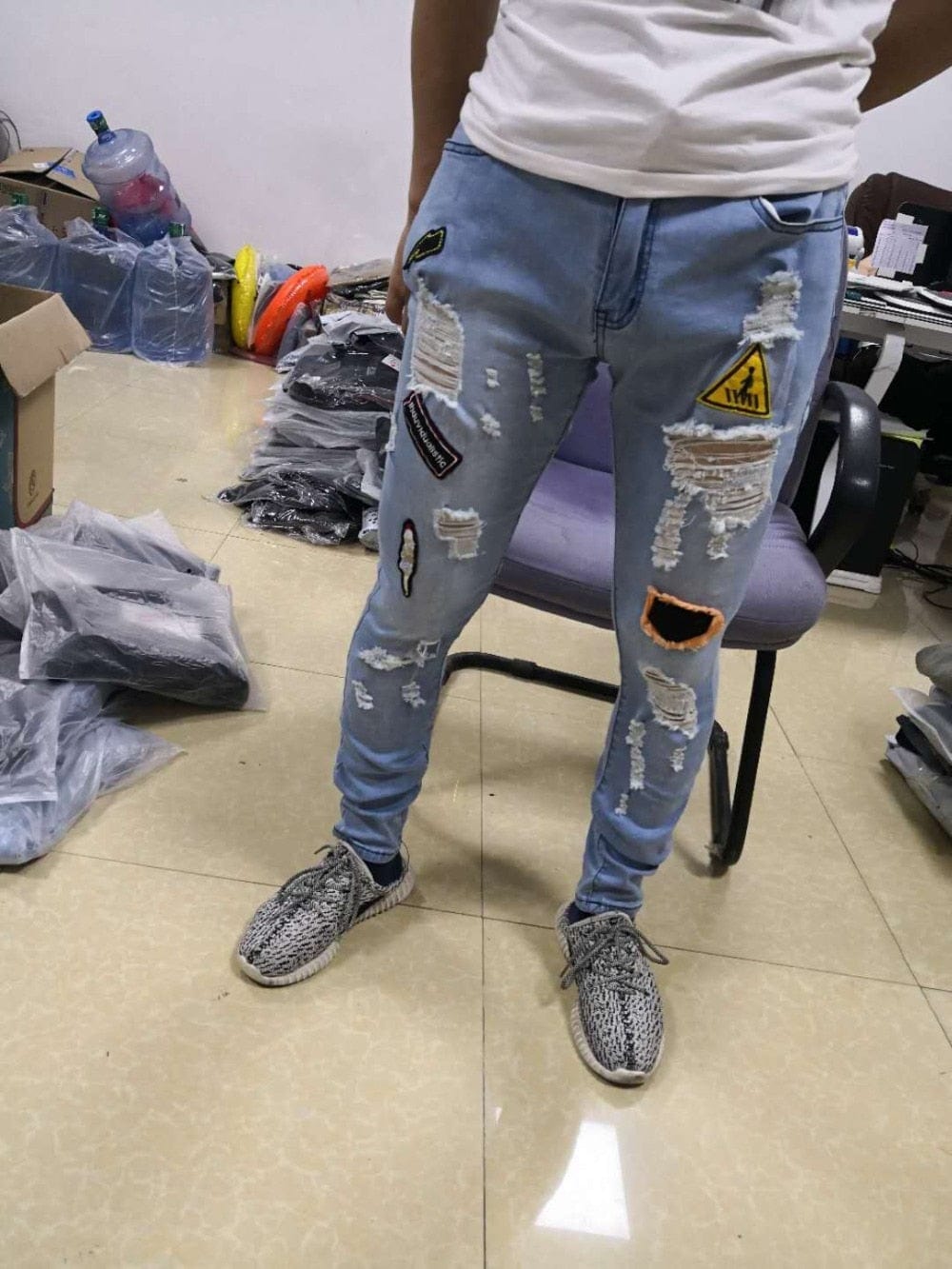 Fashion New Male hole badge embroidery denim trousers pants Men&#39;s streetwear hiphop skinny Casual Patch Jeans