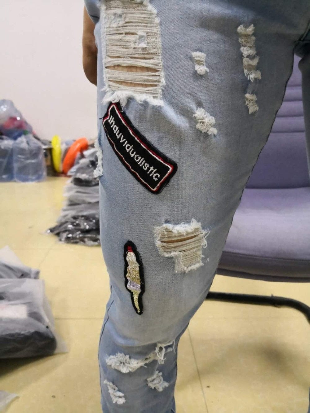 Fashion New Male hole badge embroidery denim trousers pants Men&#39;s streetwear hiphop skinny Casual Patch Jeans